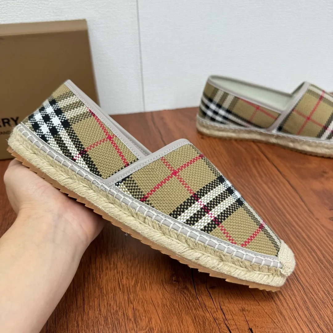Batch 600 Burberry/Burberry new summer men's embroidered straw fisherman shoes, cool slip-on straw shoes! Encounter British fashion with Burberry espadrilles, a perfect blend of classic and fashionable. The unique printing on the upper is a manifestation of the brand's style. Every color and every pattern tells the story of England. Straw soles bring a natural texture, comfortable and chic. Whether you are strolling in the city streets or heading to the beach for vacation, it can add elegance and charm to you, easily become the center of attention, and start your own fashion journey. Classic knitted canvas upper, with thin calfskin lining suitable for summer, straw lining, genuine leather patch at the bottom of the heel, hemming technology, and Mark stitching details! Anti-slip rubber bottom layer, integrated injection molding of large LOGO letters and badges, multiple colors and styles to choose from, complete package! Size: 39-40-41-42-43-44 Normal size Item number: 2025-5 knitted brown
